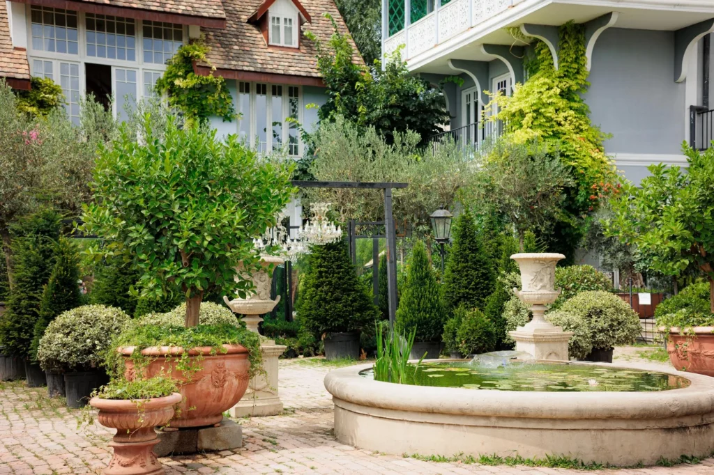 Courtyard Landscaping Designs for Privacy & Elegance